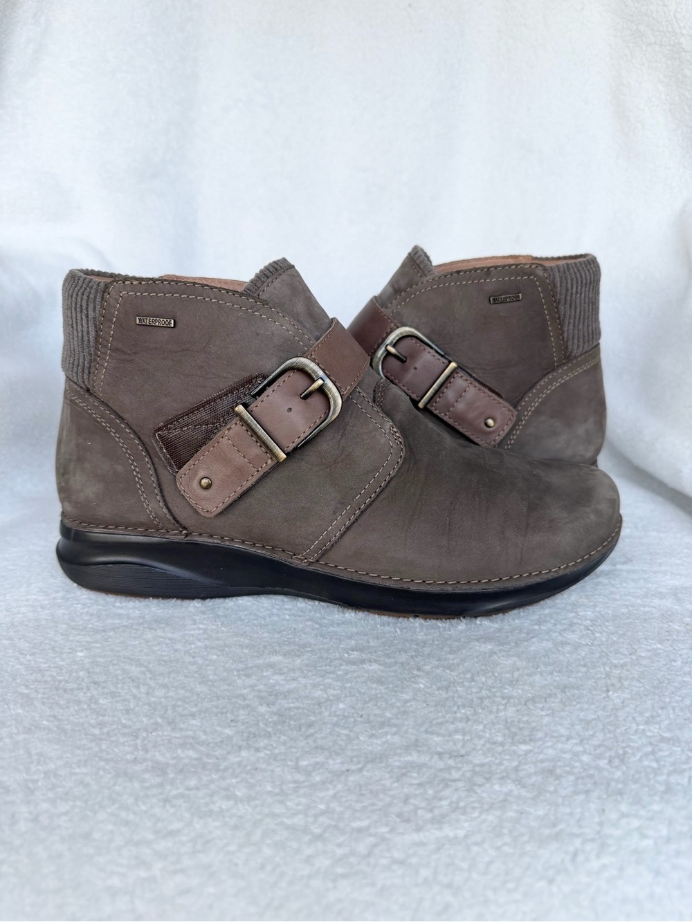 CLARKS NUBUCK ANKLE BOOTS WATERPROOF WOMENS BROWN LEATHER ADJUSTABLE STRAP 7.5M